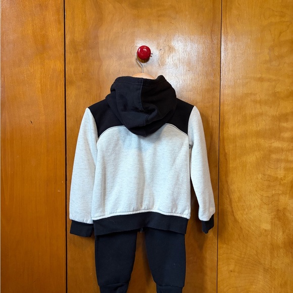 Size 3T Nike Kids Black and Gray Jogger Track Set - Picture 4 of 4